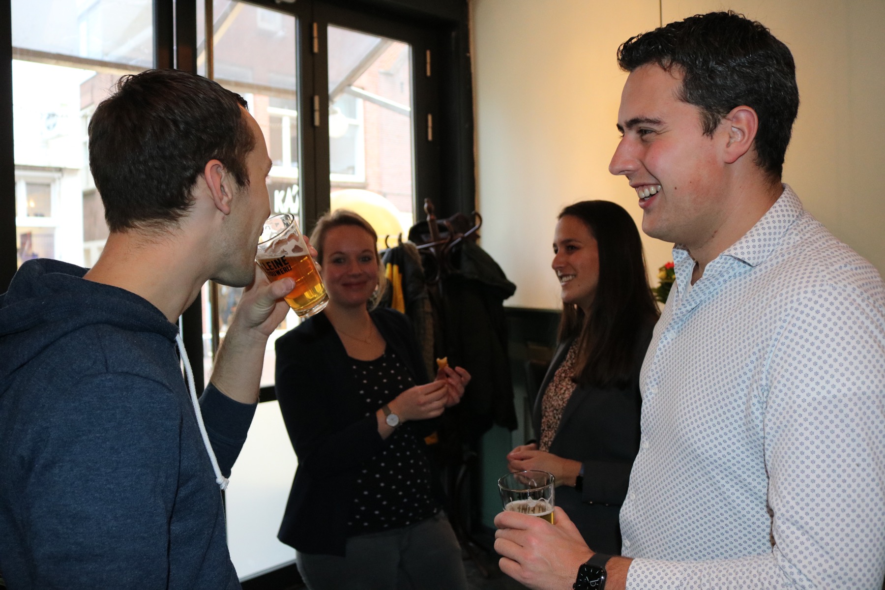 Gasten proosten met Kleine Brouwerij bier